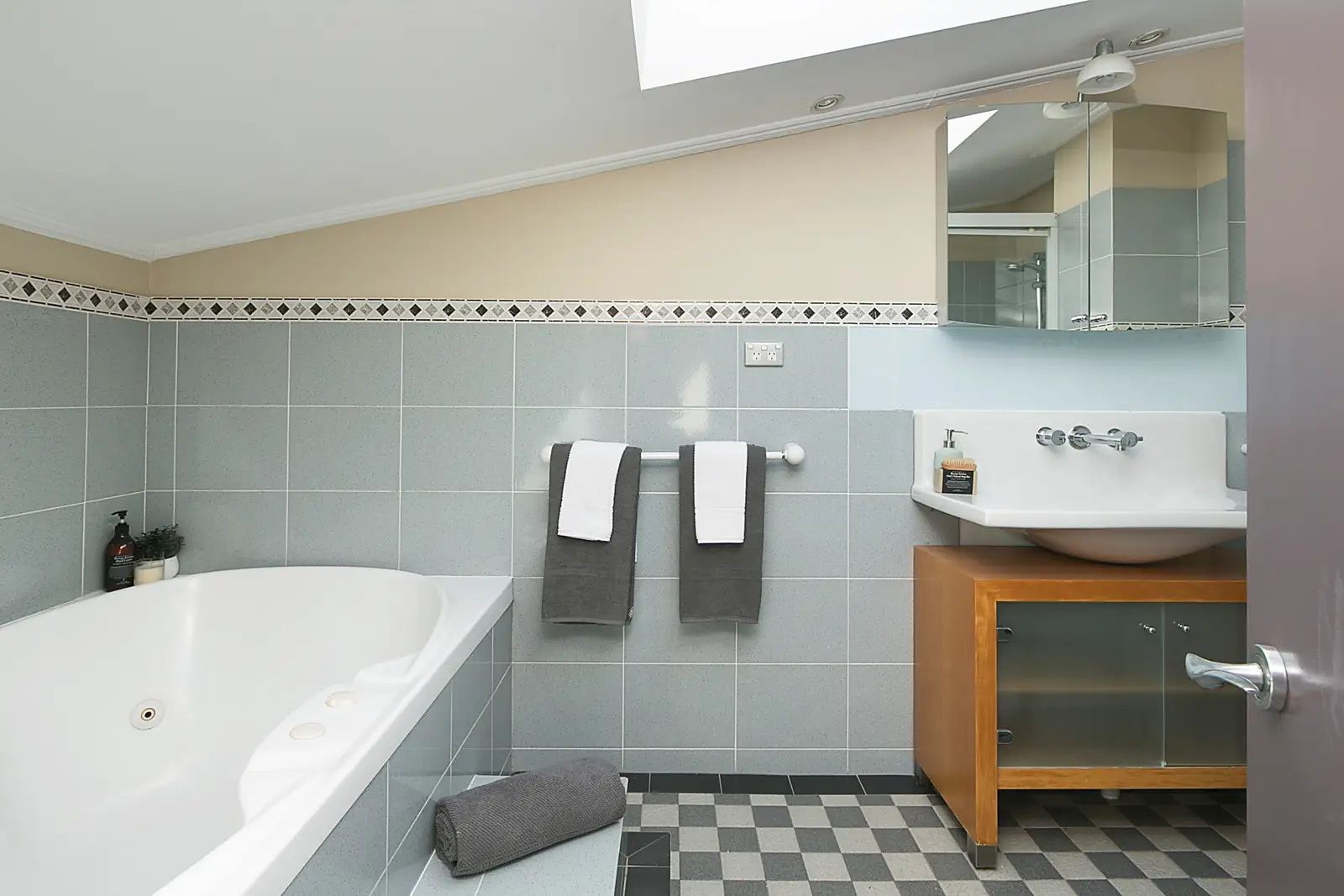15 Sutherland Avenue, Paddington Sold by Bradfield Badgerfox - image 1