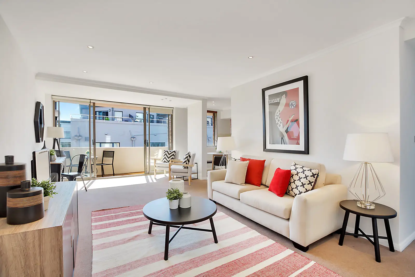 26/5-13 Hutchinson Street, Surry Hills Sold by Bradfield Badgerfox - image 1