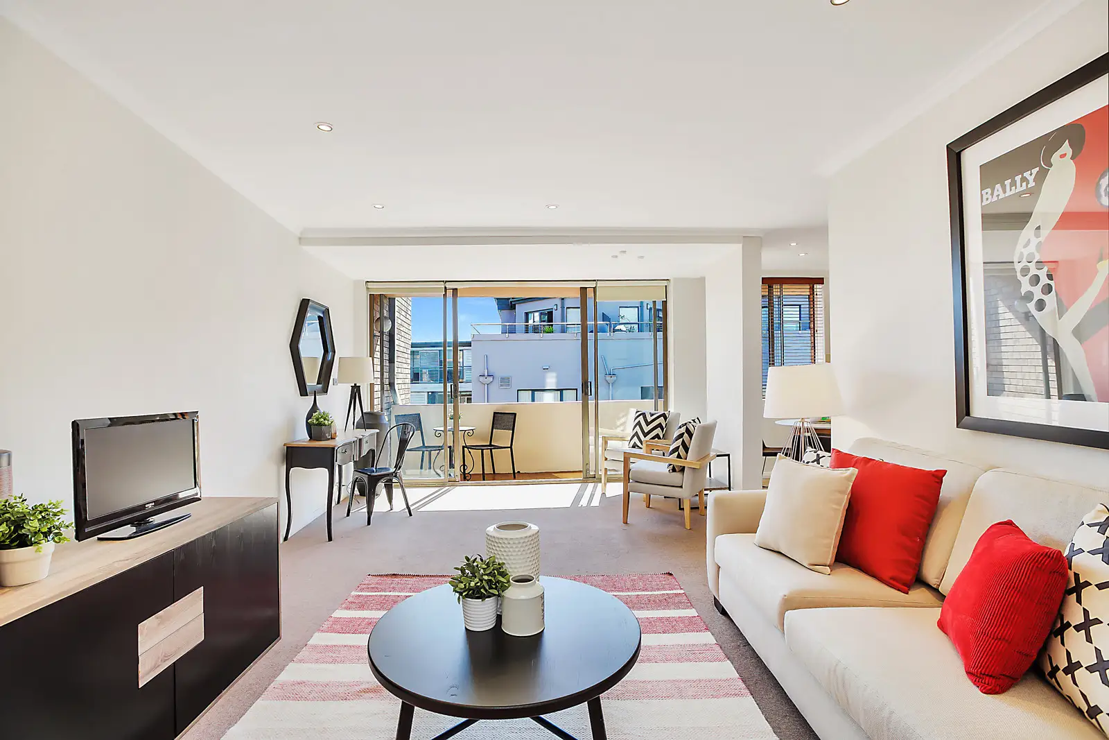 26/5-13 Hutchinson Street, Surry Hills Sold by Bradfield Badgerfox - image 1
