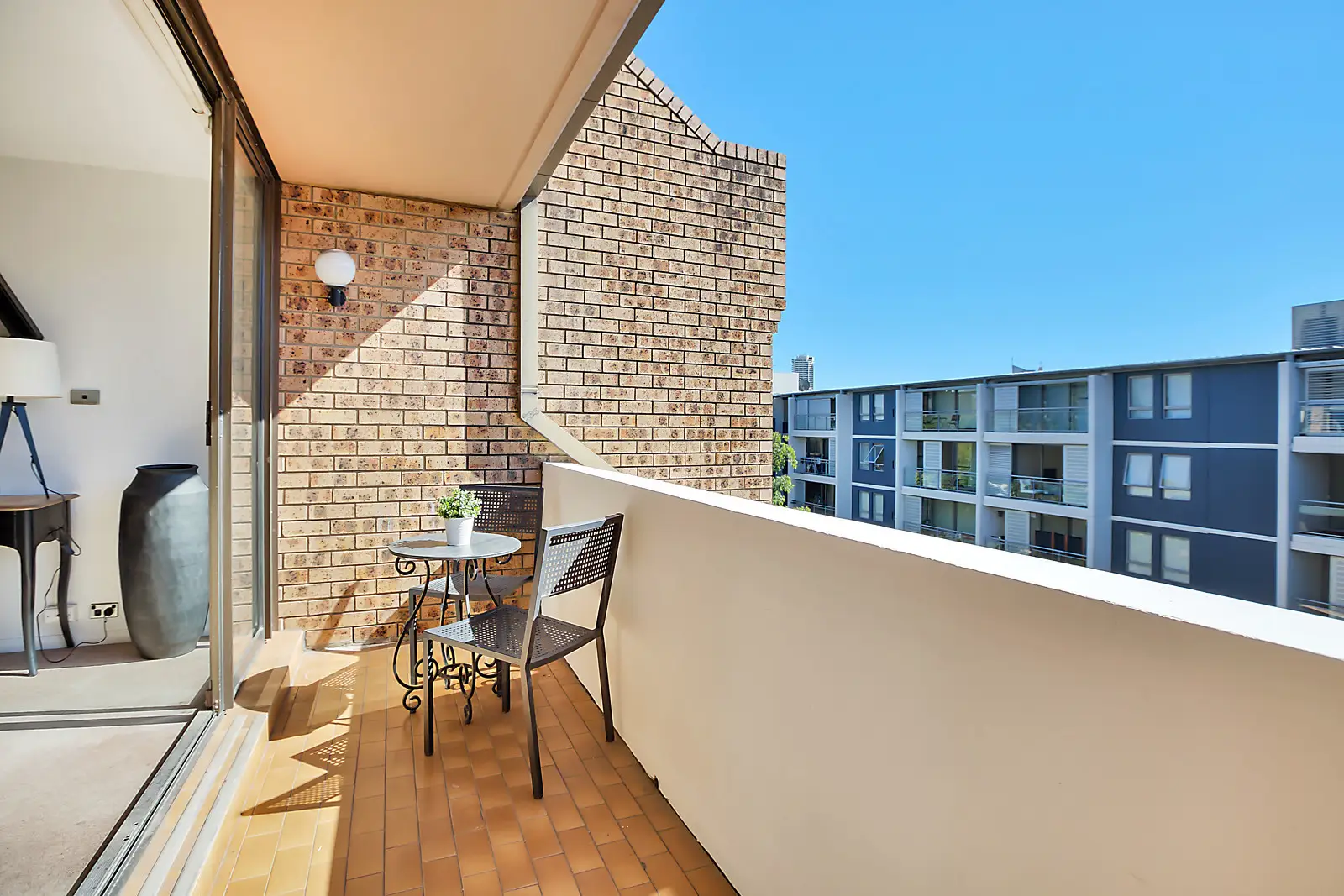26/5-13 Hutchinson Street, Surry Hills Sold by Bradfield Badgerfox - image 1