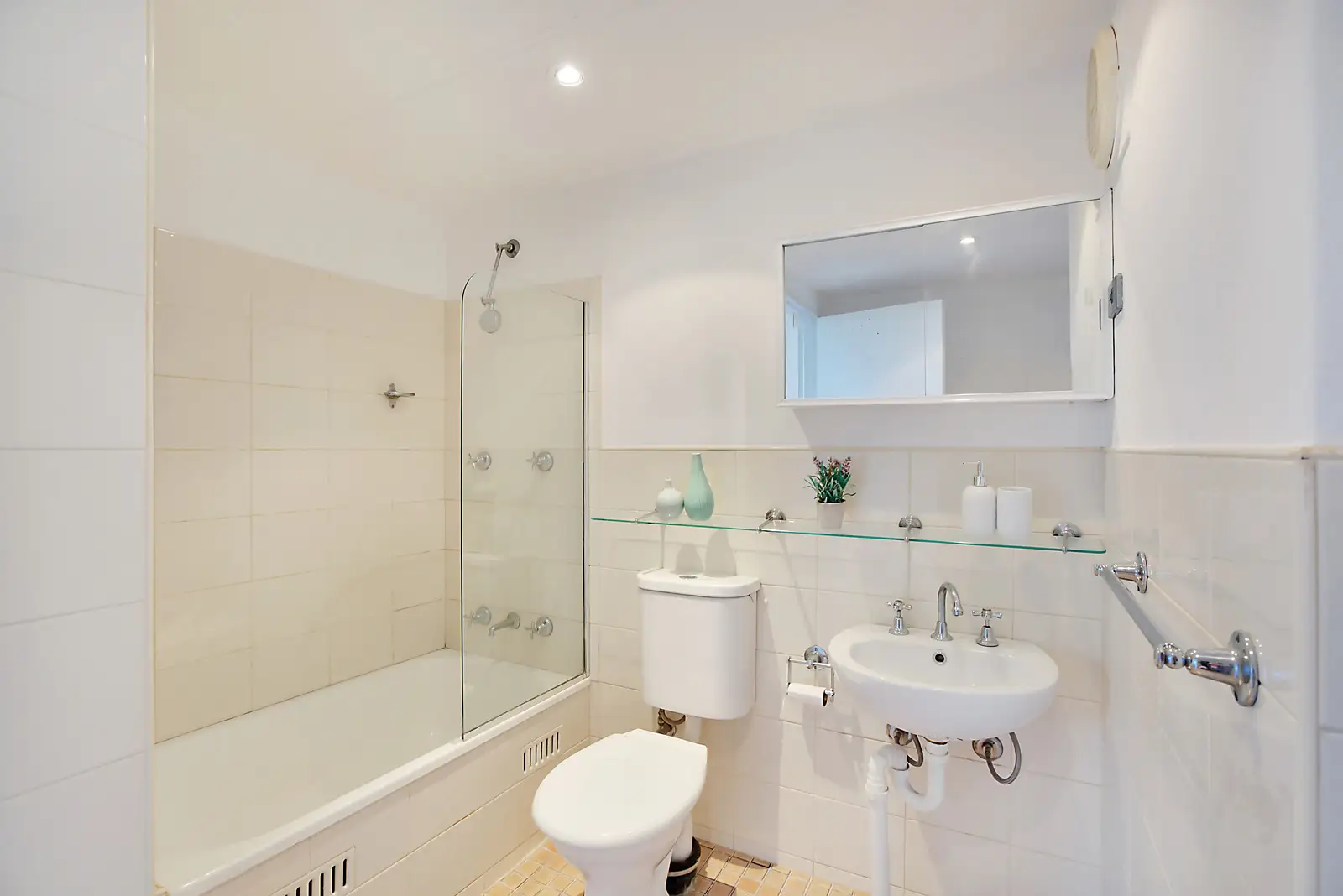 26/5-13 Hutchinson Street, Surry Hills Sold by Bradfield Badgerfox - image 1
