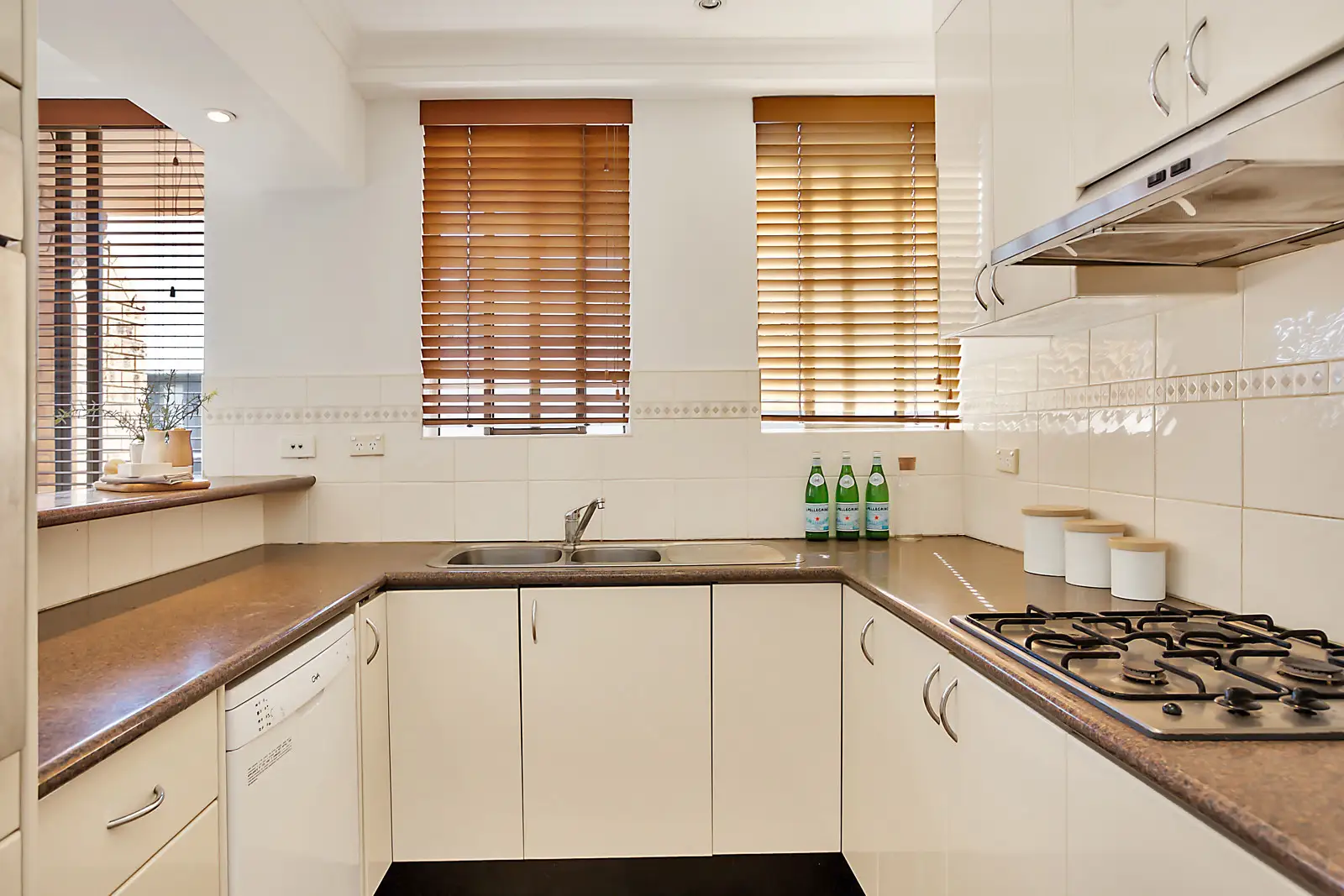 26/5-13 Hutchinson Street, Surry Hills Sold by Bradfield Badgerfox - image 1