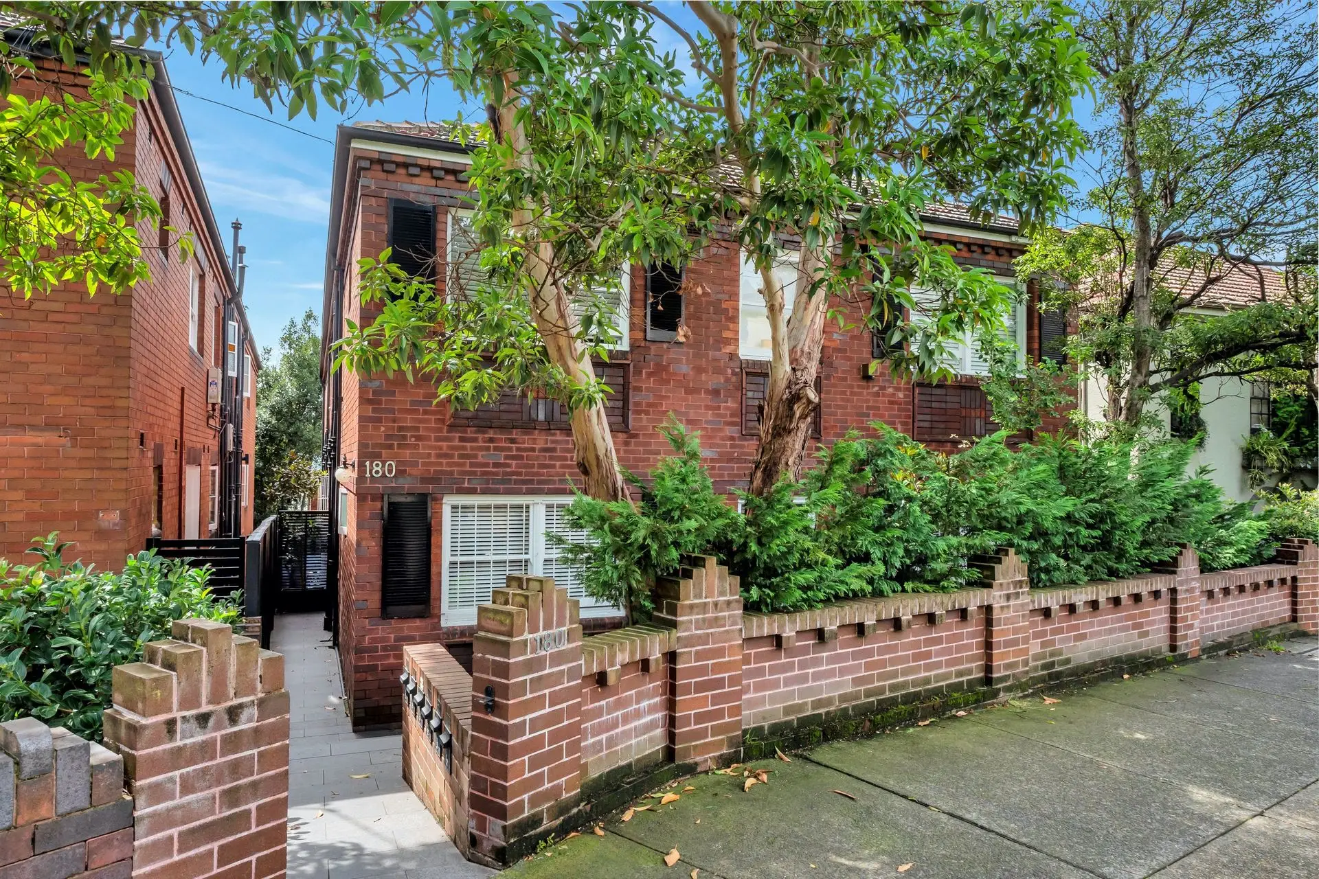 2/180 Glenmore Road, Paddington Sold by Bradfield Badgerfox - image 1