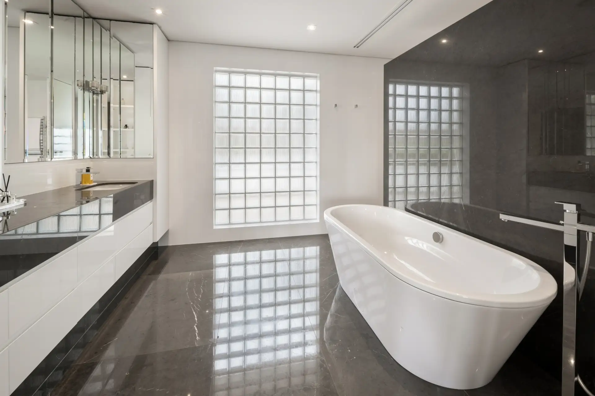 17 Drumalbyn Road, Bellevue Hill Sold by Bradfield Badgerfox - image 1