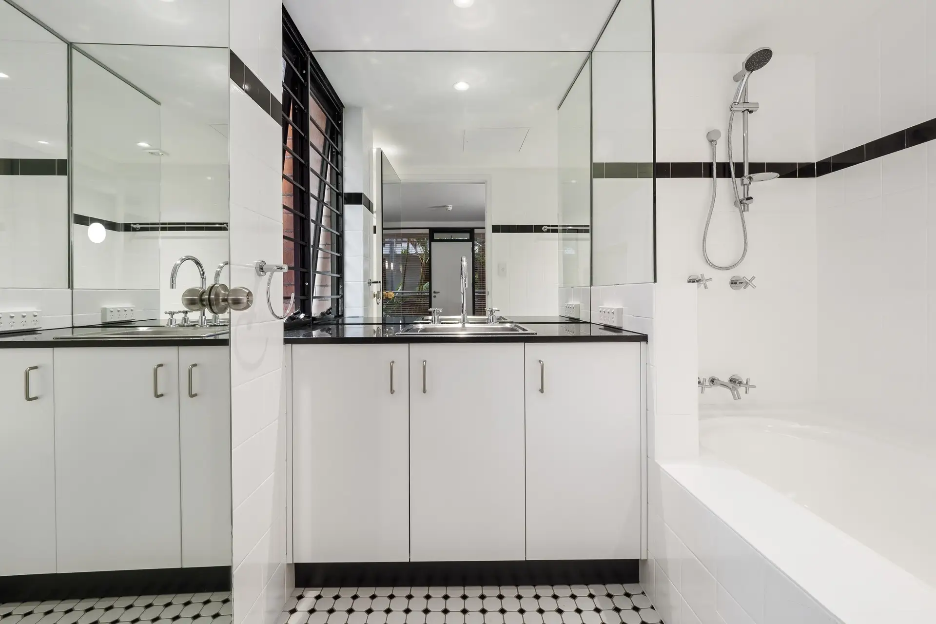 206/6-8 Ward Avenue, Elizabeth Bay Sold by Bradfield Badgerfox - image 1