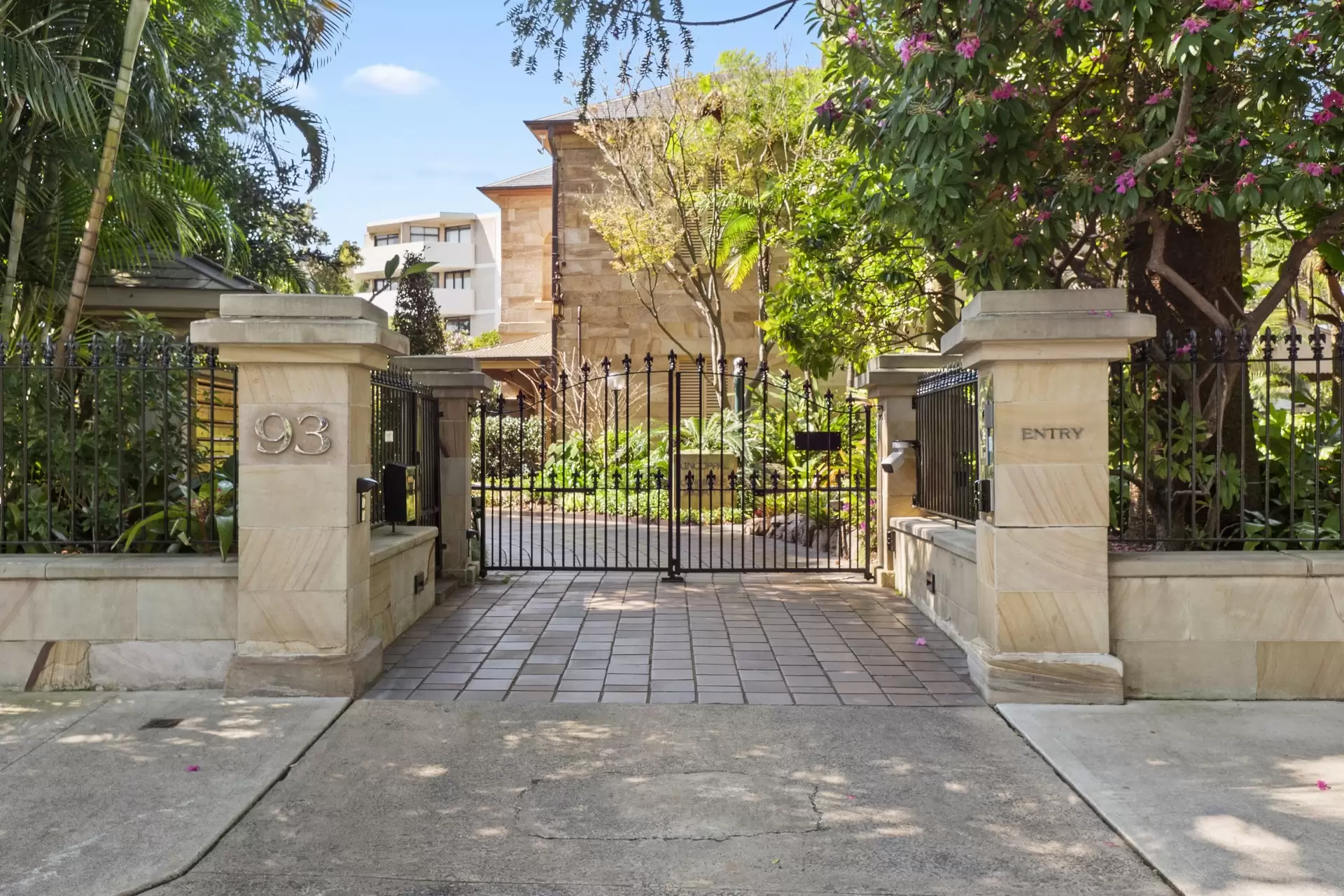 23/93 Elizabeth Bay Road, Elizabeth Bay Sold by Bradfield Badgerfox - image 1