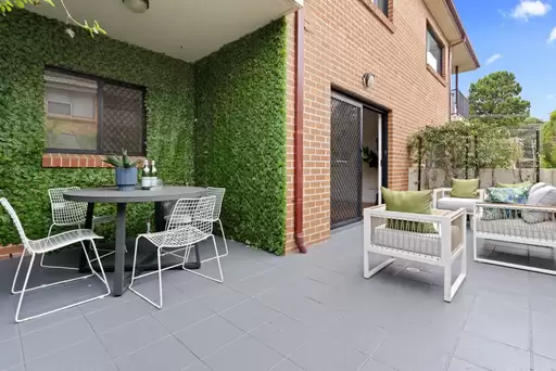 2/55-57 Chester Avenue, Maroubra Leased by Bradfield Badgerfox
