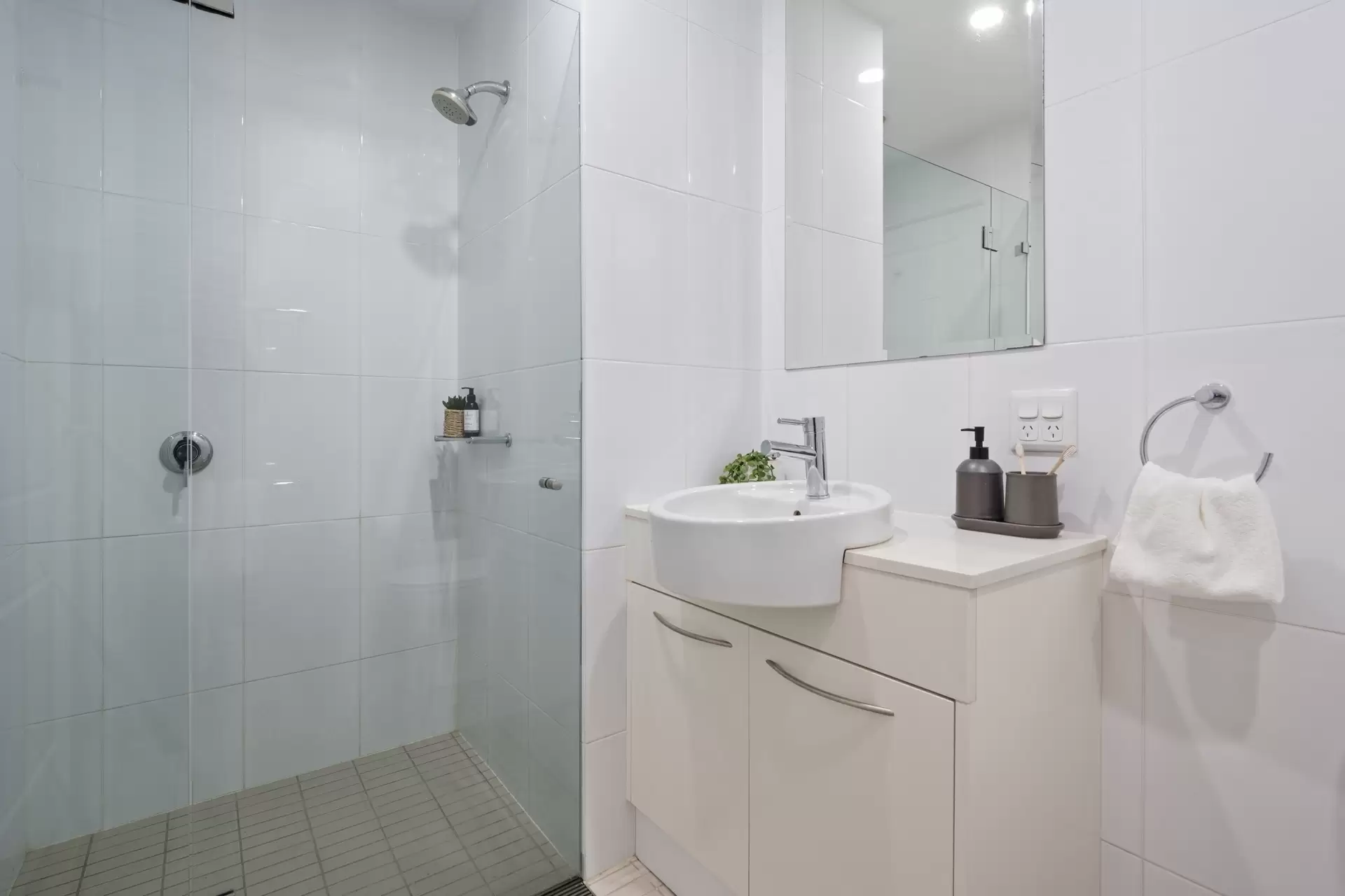 1/24-32 Flood Street, Bondi Sold by Bradfield Badgerfox - image 1