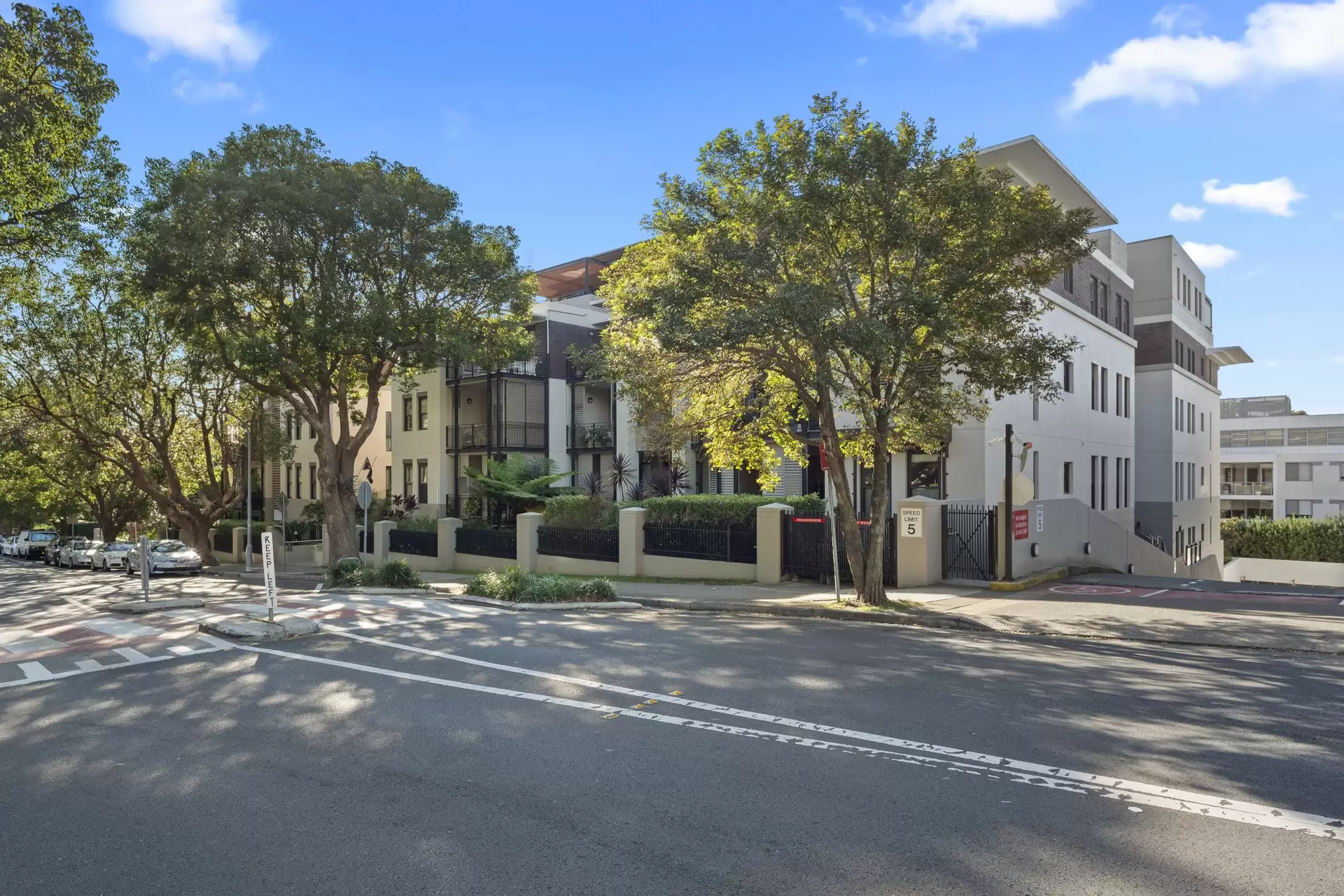 1/24-32 Flood Street, Bondi Sold by Bradfield Badgerfox - image 1