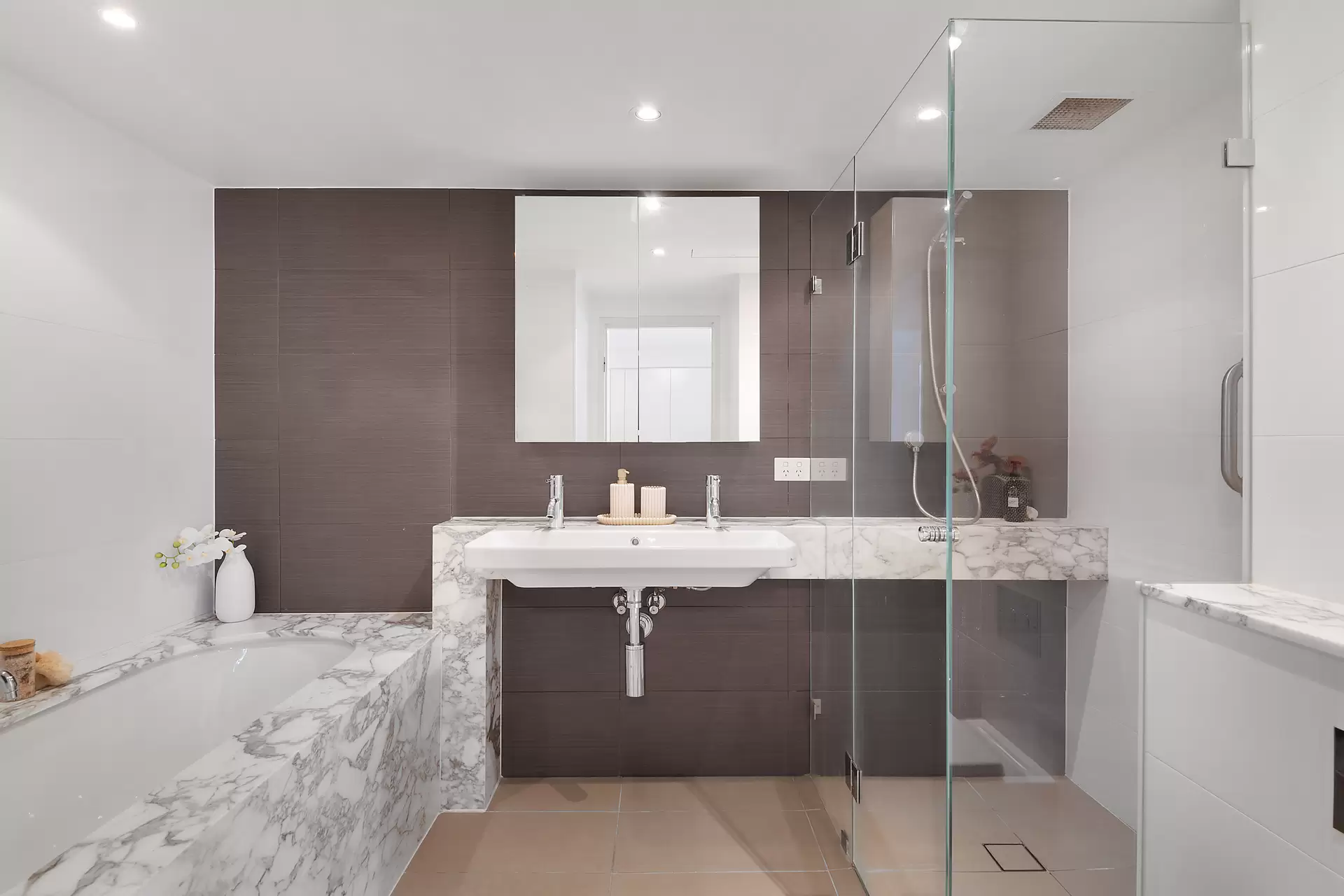 6/230-238 New South Head Road, Edgecliff Sold by Bradfield Badgerfox - image 1