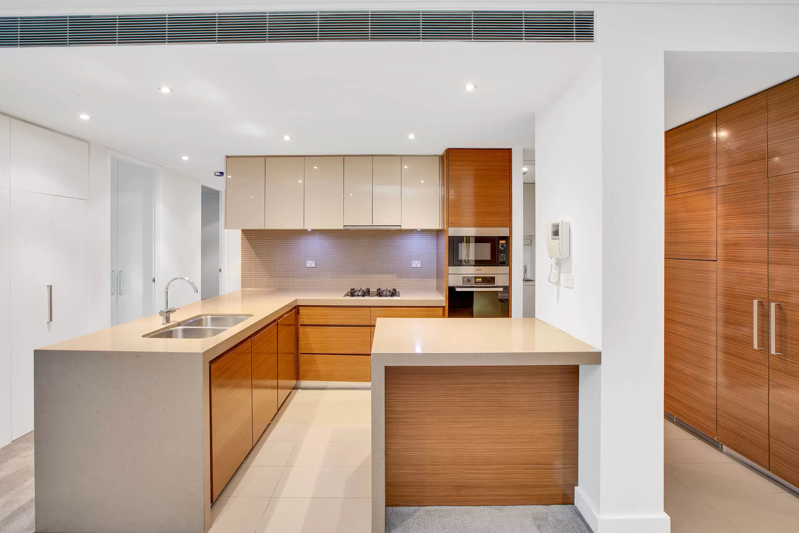 24/16 Neild Avenue, Rushcutters Bay Leased by Bradfield Badgerfox - image 1