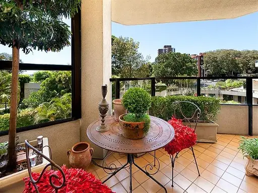 702/180 Ocean Street, Edgecliff Sold by Bradfield Badgerfox