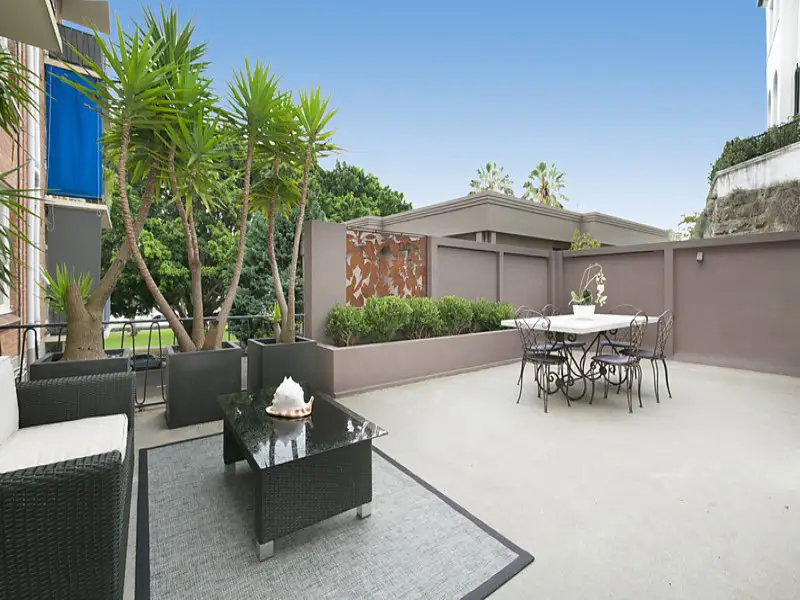 17/22 New Beach Road, Darling Point Sold by Bradfield Badgerfox - image 1