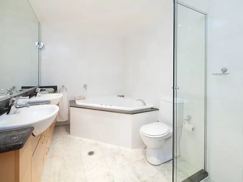 26/10 Lincoln Crescent, Woolloomooloo Sold by Bradfield Badgerfox - image 1
