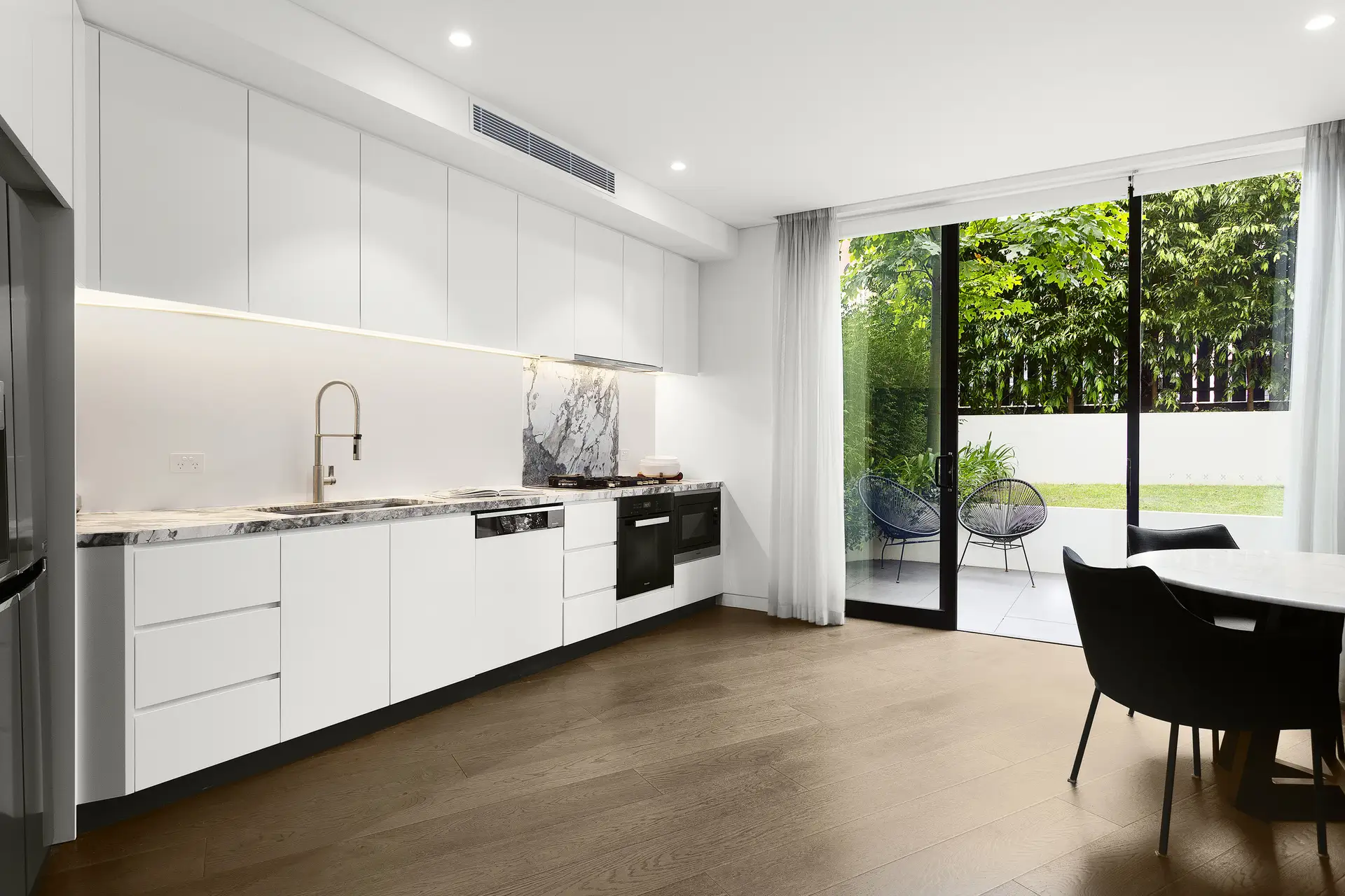 2/12a Darling Point Road, Darling Point Sold by Bradfield Badgerfox - image 1