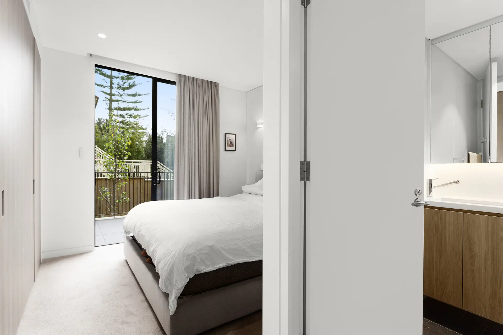 2/12a Darling Point Road, Darling Point Sold by Bradfield Badgerfox - image 1