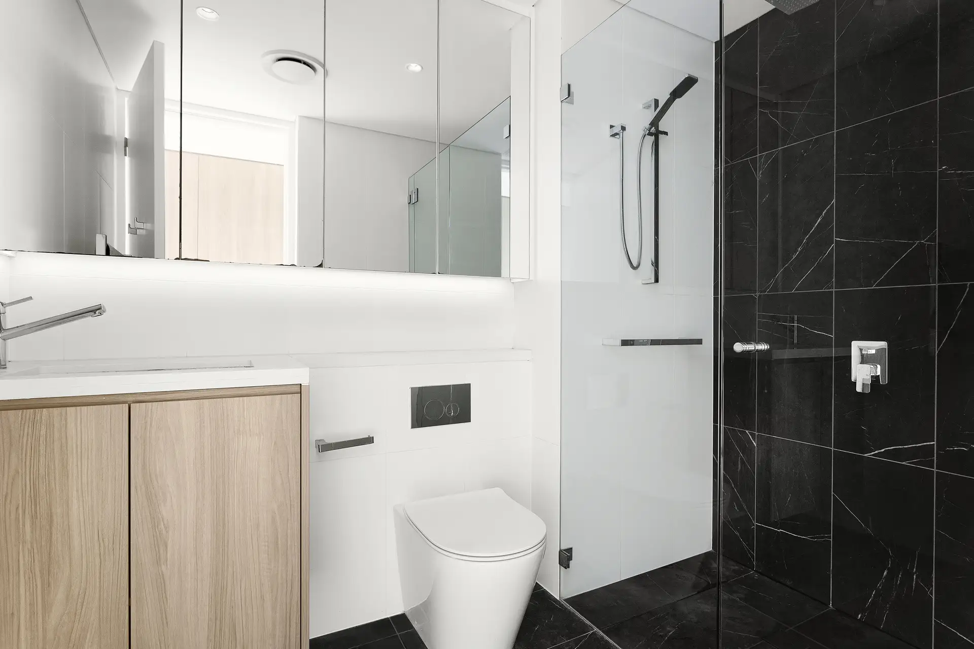 2/12a Darling Point Road, Darling Point Sold by Bradfield Badgerfox - image 1